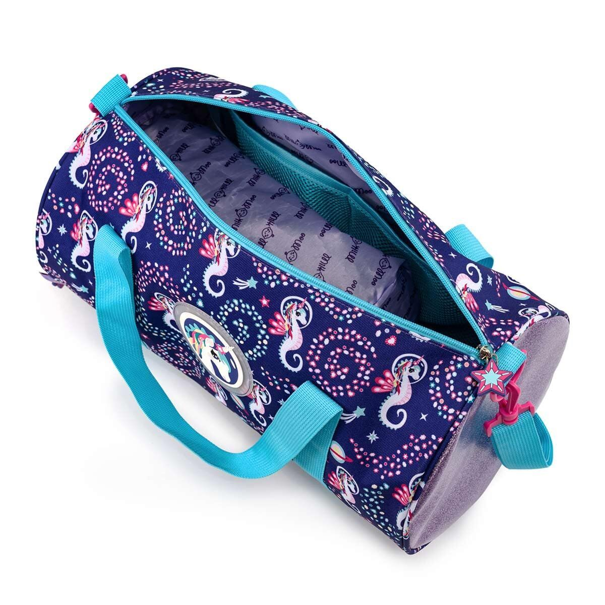 Una bolsa de lila con estampado de caballitos de mar y estrellas, asas azul claro.