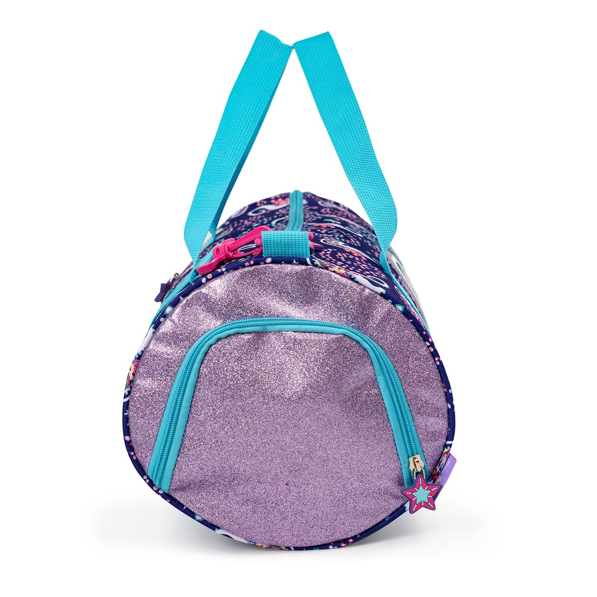 Una bolsa deportiva morada brillante con cremalleras y asas azules.