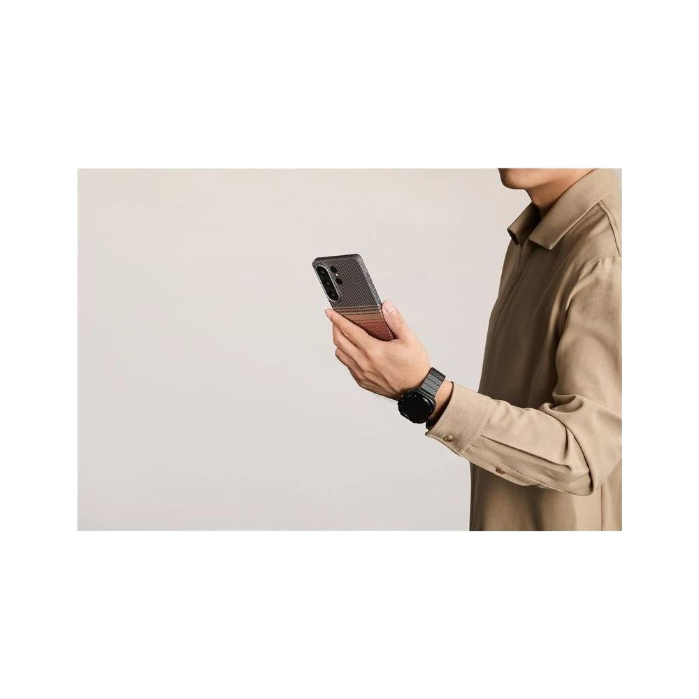 Una persona sostiene un teléfono con funda. Lleva un reloj.