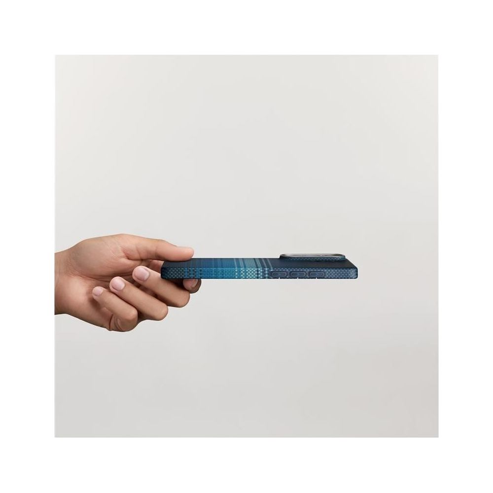 Una mano sostiene un teléfono inteligente con patrón de rayas azules. El fondo es gris claro.