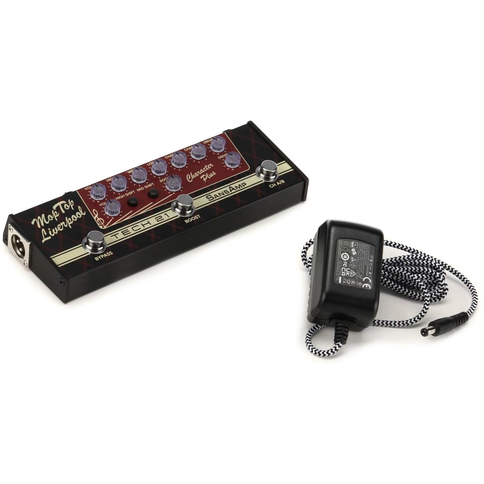 Düğmeli siyah bir gitar pedalı ve kablolu siyah bir güç adaptörü.
