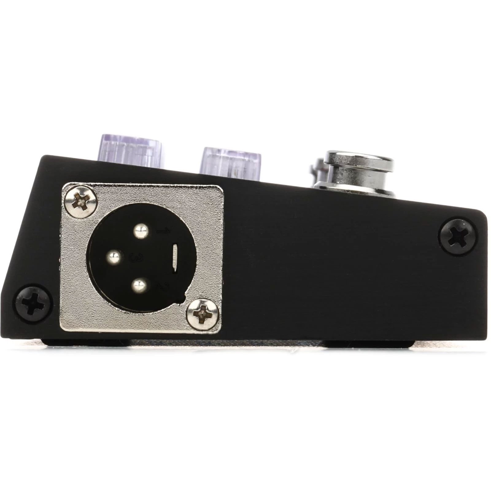 XLR girişli, düğmeli ve metal anahtarlı siyah ses cihazı.