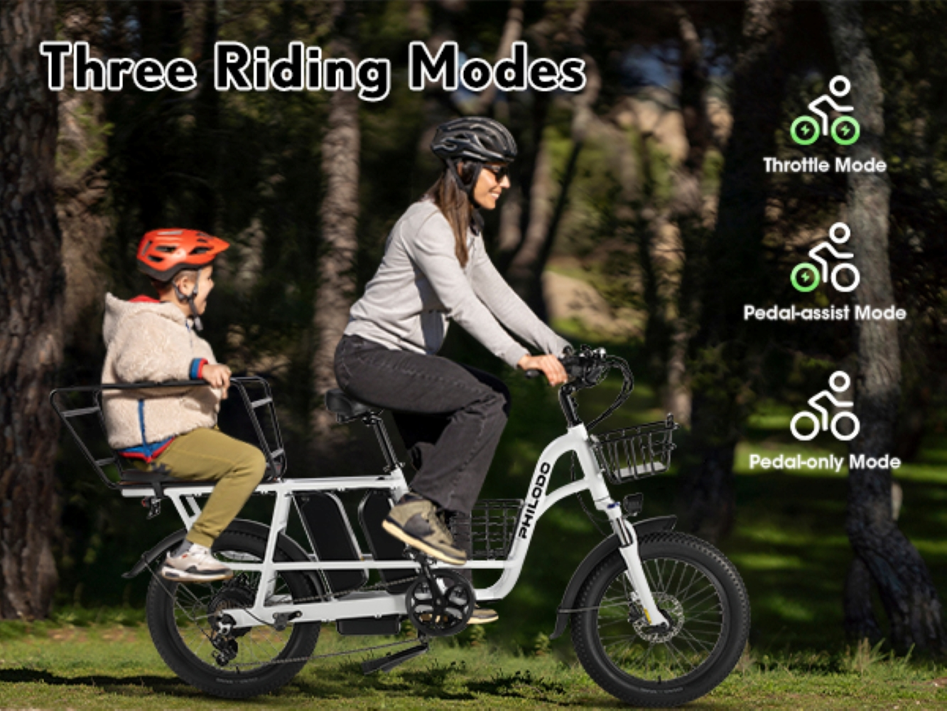 Una mujer monta una bicicleta eléctrica blanca con un niño atrás en un bosque.