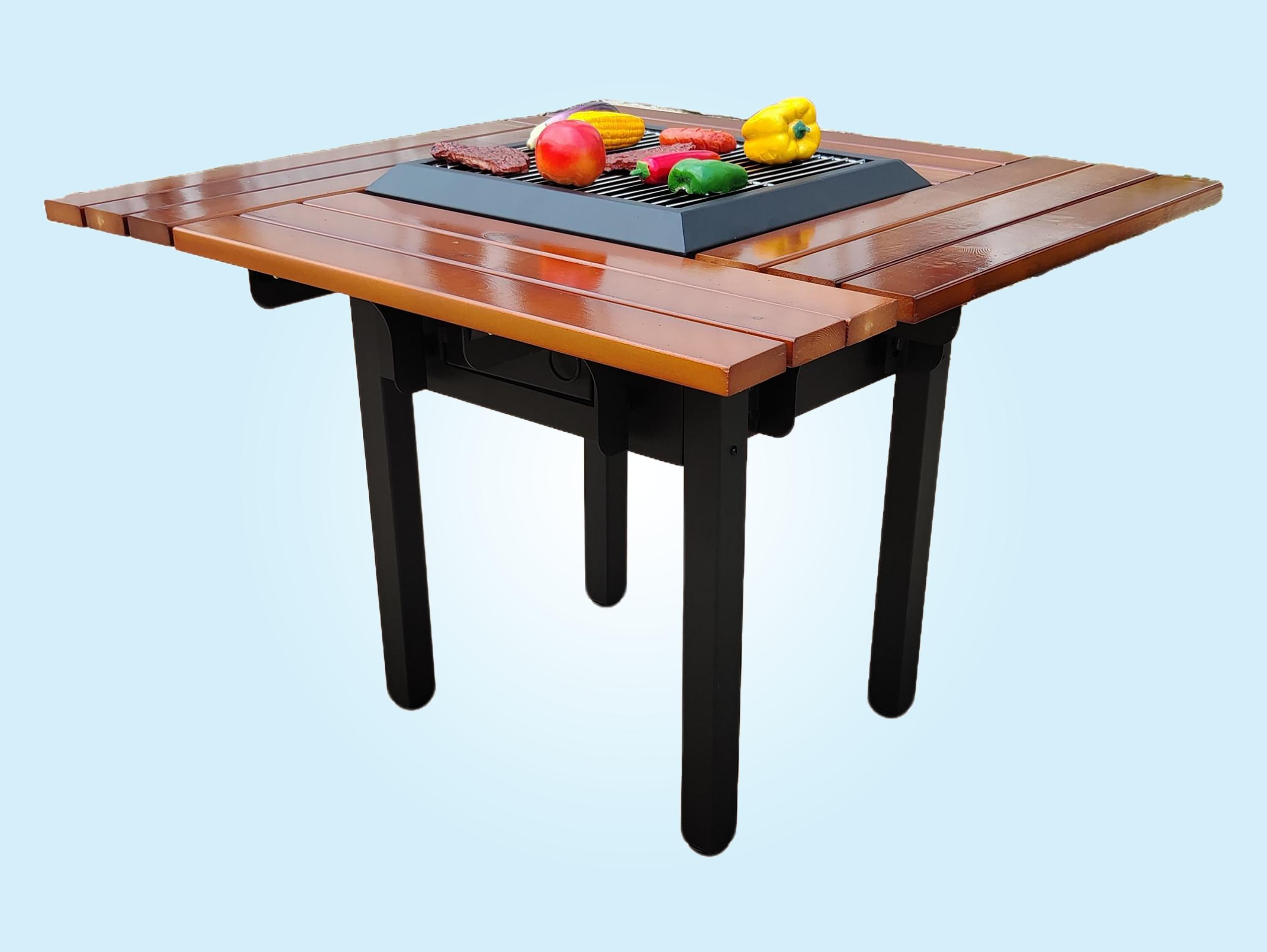 Ein Holztisch mit integriertem Grill und darauf liegendem Essen.