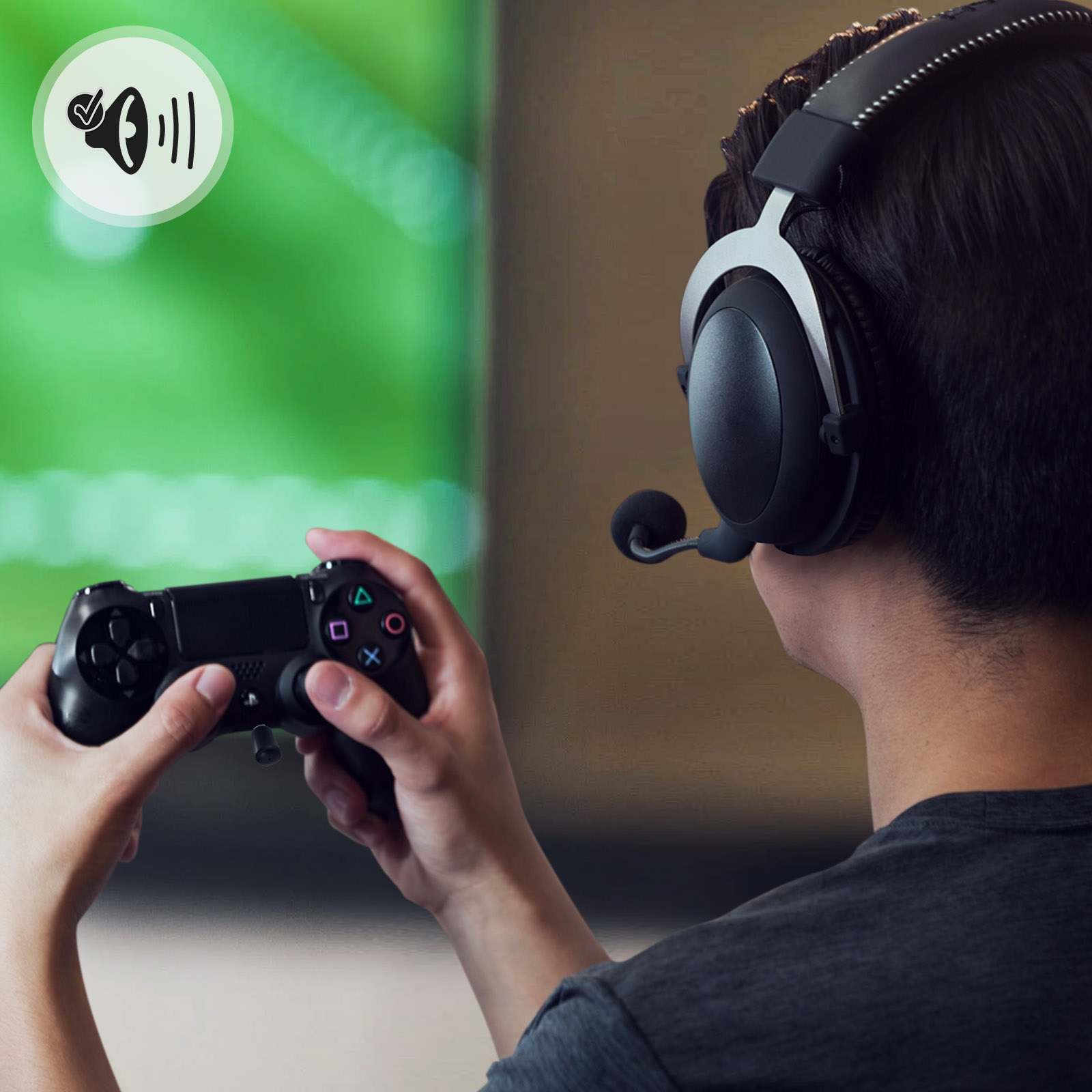 Persona con cuffie gioca ai videogiochi con controller. Icona altoparlante.