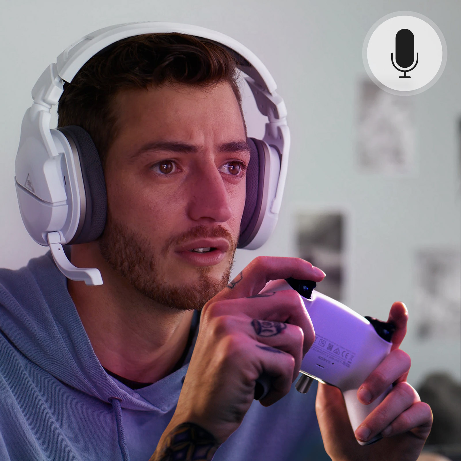 Un uomo con cuffie bianche gioca con un controller bianco.
