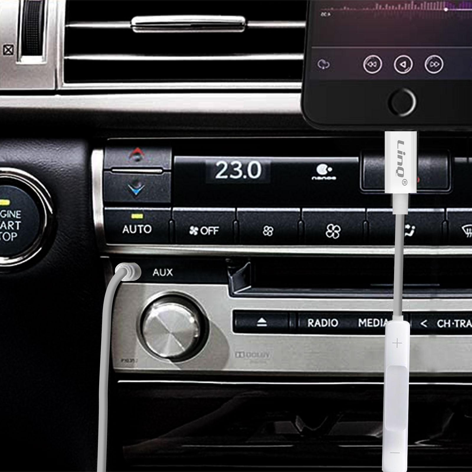 Un cavo aux si collega all'autoradio collegata a uno smartphone.