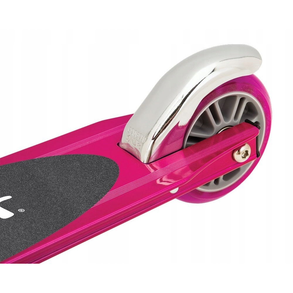 Nahaufnahme eines pinken Rollers mit Chromschutzblech und pinkem Rad.