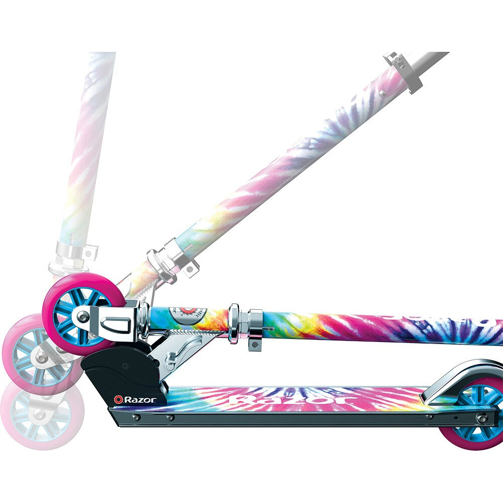 Hulajnoga Razor ze wzorem tie-dye w kolorach różowym, żółtym i niebieskim.