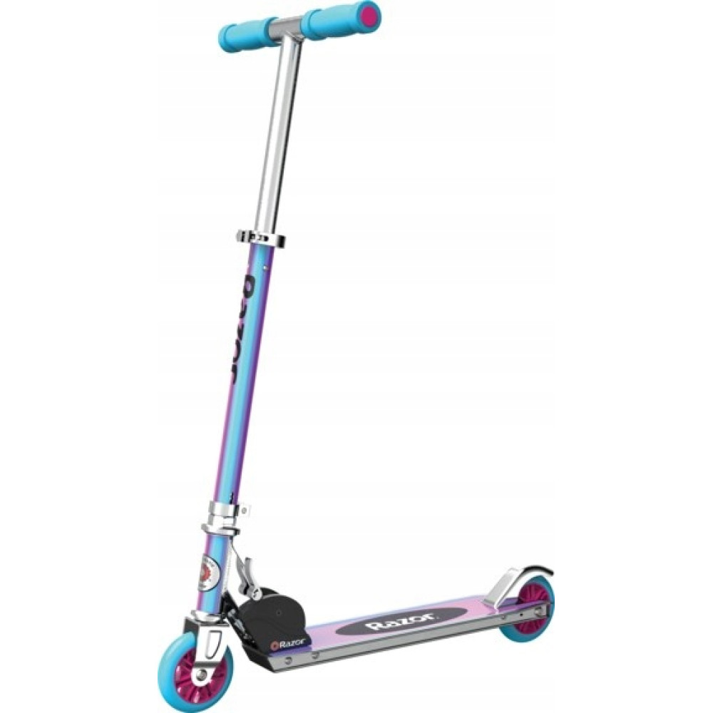 Un monopattino viola, blu e rosa con manopole e ruote blu.