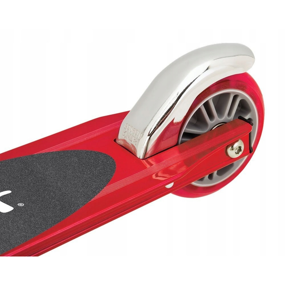Nahaufnahme eines roten Rollers Hinterrad und Deck mit silbernem Schutzblech.