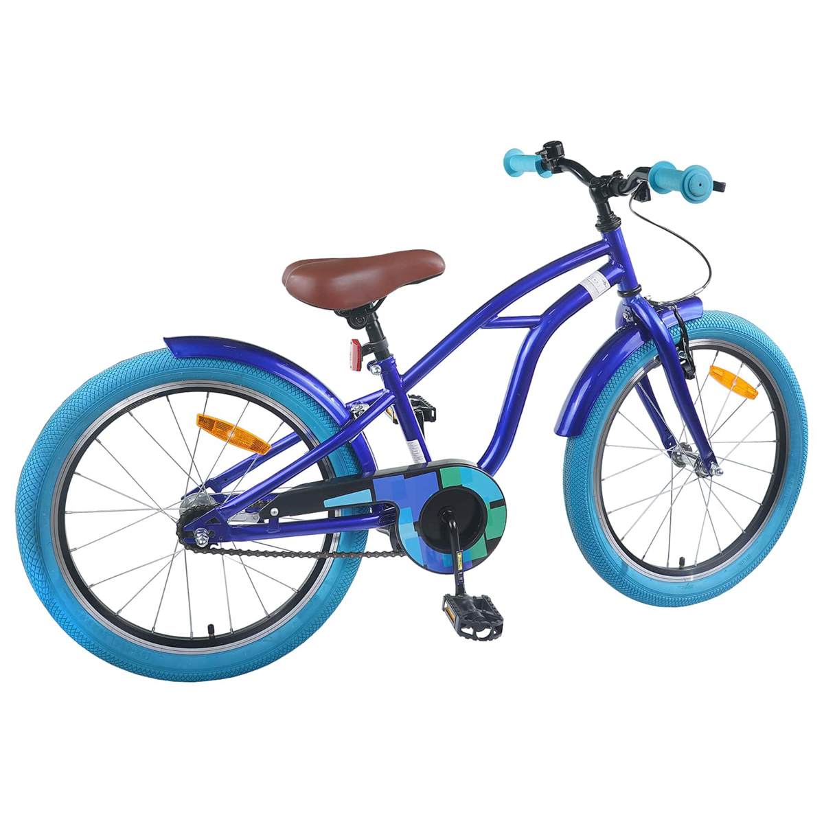 Ein blaues Fahrrad mit braunem Sattel und blauen Reifen steht vor weißem Hintergrund.
