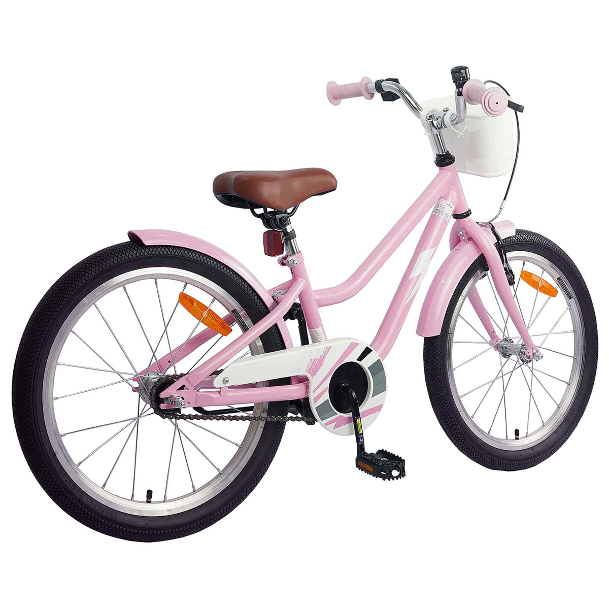 Ein rosafarbenes Kinderfahrrad mit braunem Sattel, weißem Korb und silbernen Speichen.