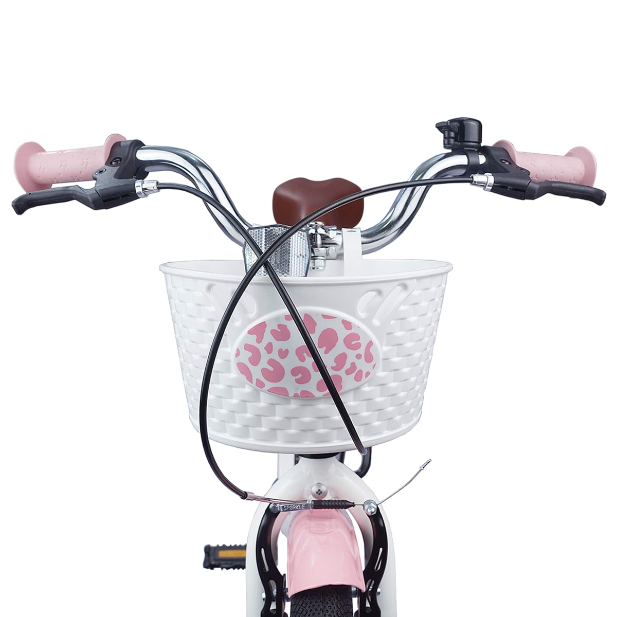 Vorderansicht eines weißen Kinderfahrrads mit rosa Lenkergriffen, einem weißen Korb mit rosa Herzen und einem rosa Schutzblech.