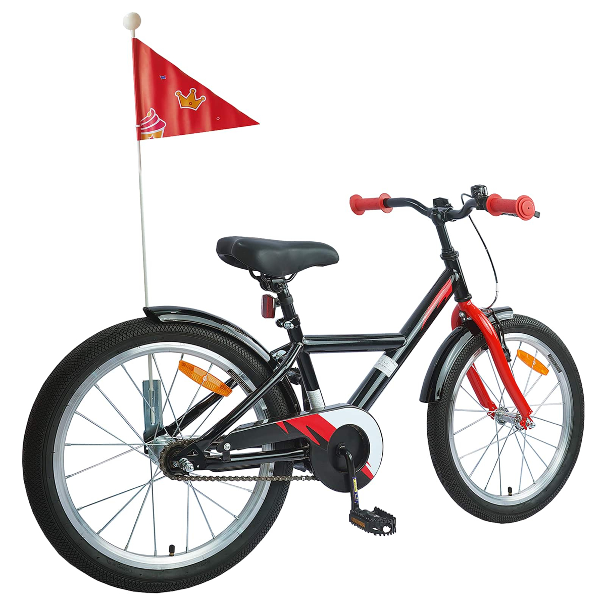 Ein schwarzes und rotes Kinderfahrrad mit Fahne, auf weißem Hintergrund.