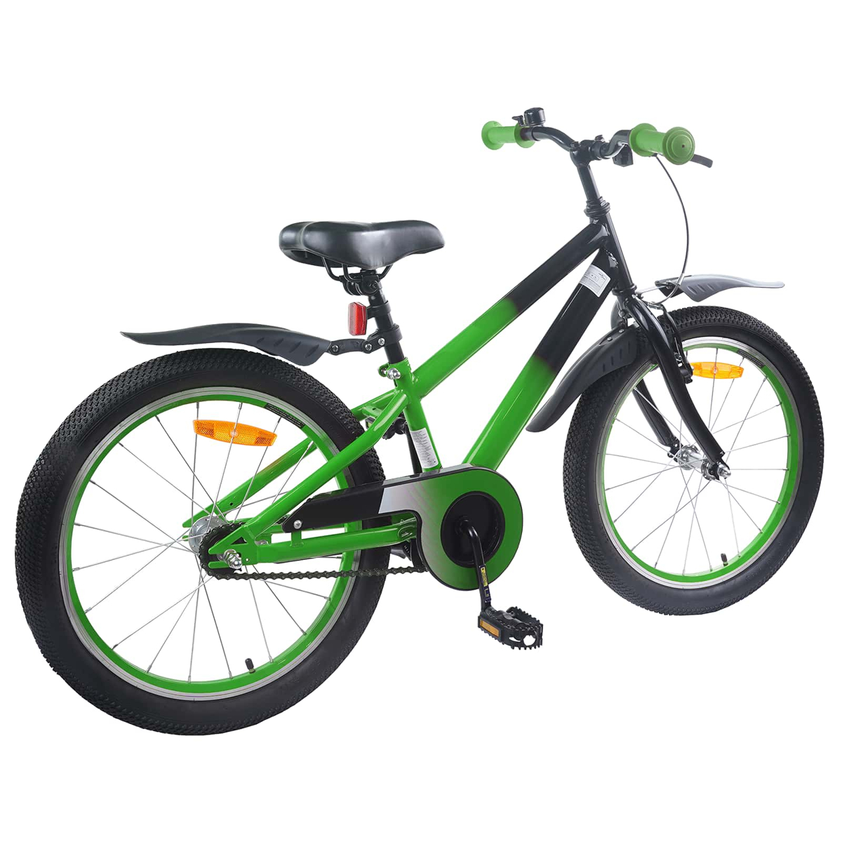 Ein grünes und schwarzes Kinderfahrrad mit Schutzblechen und Reflektoren.