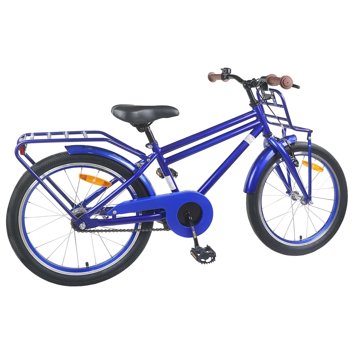 Ein blaues Kinderfahrrad mit Gepäckträger vorne und hinten, auf weißem Hintergrund.