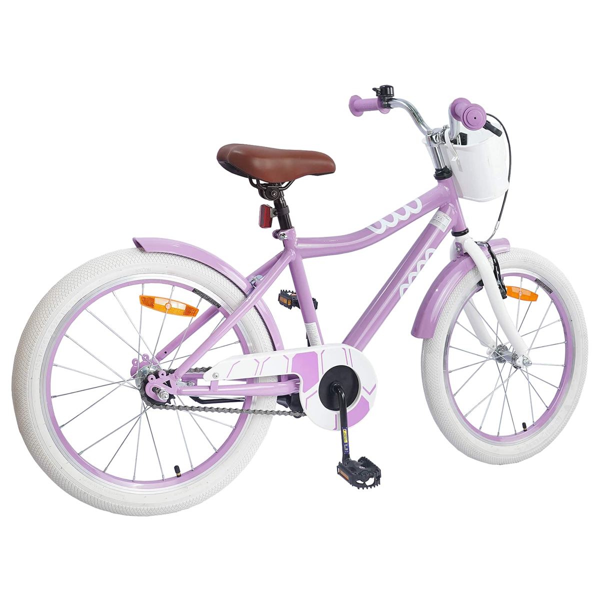 Ein lila Kinderfahrrad mit weißen Reifen, braunem Sattel und weißem Korb.