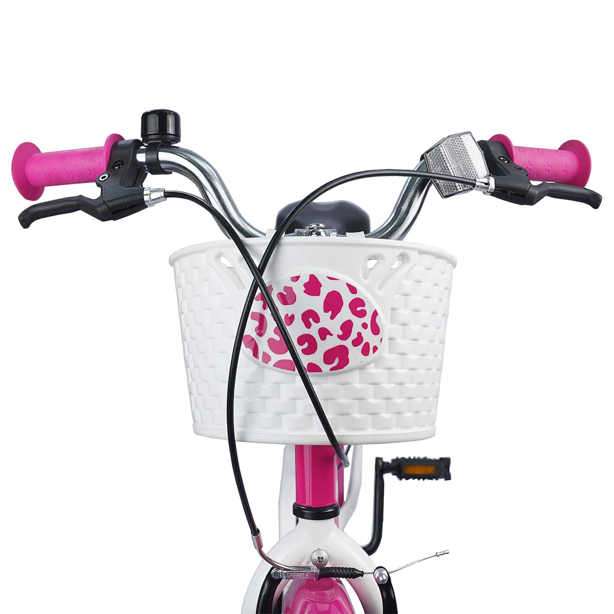 Vorderseite eines rosa und weißen Kinderfahrrads mit Lenker, Klingel, Korb und Pedal.