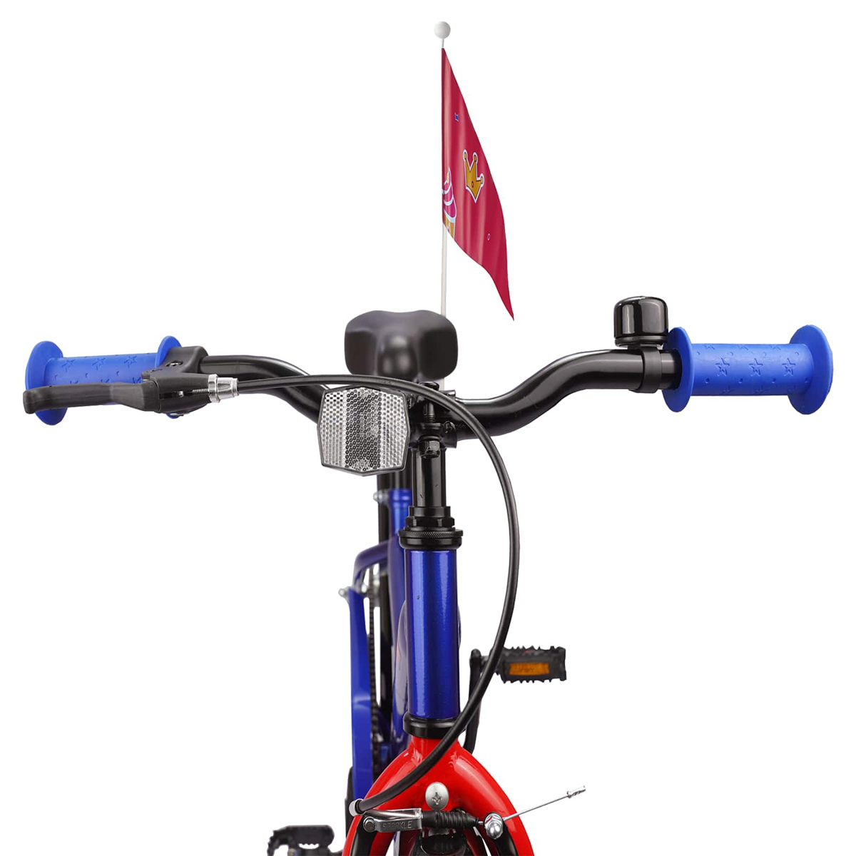 Ein Kinderfahrrad mit roten und blauen Teilen, einem roten Wimpel und blauen Griffen.