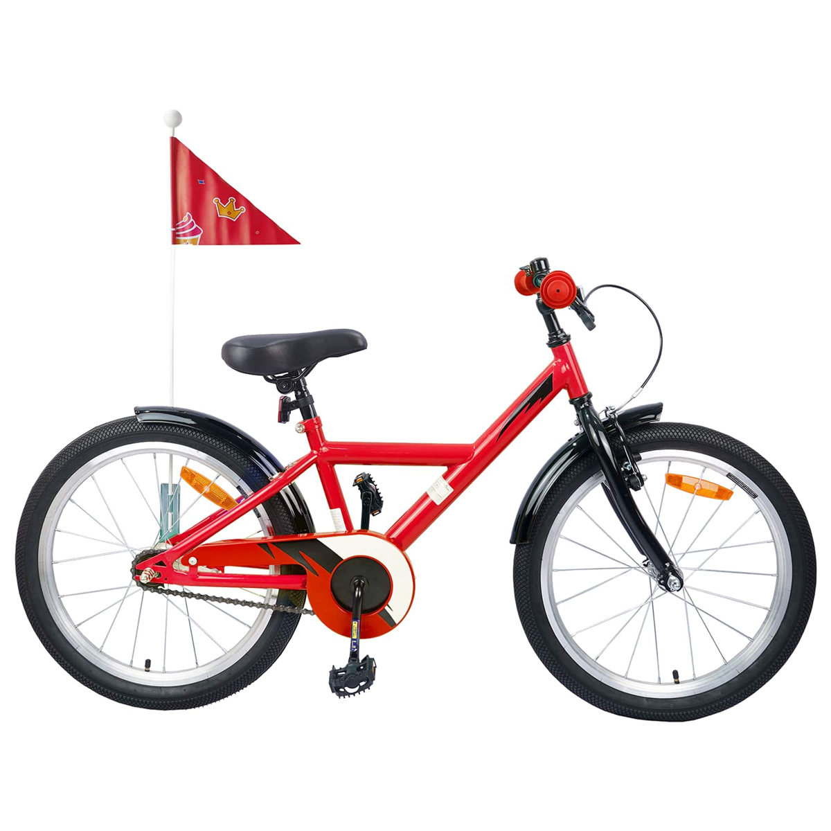 Ein rotes Kinderfahrrad mit schwarzem Sattel und Schutzblechen. Eine kleine Fahne weht.