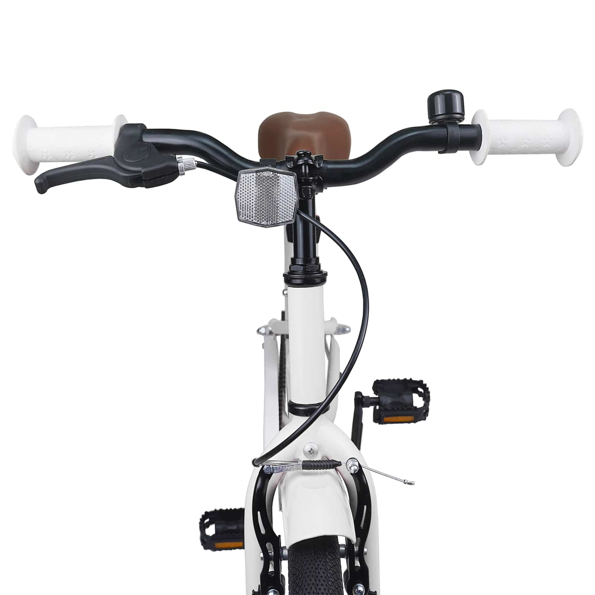 Vorderansicht eines weißen Fahrrads mit braunem Sattel, Lenker, Klingel und Pedalen.
