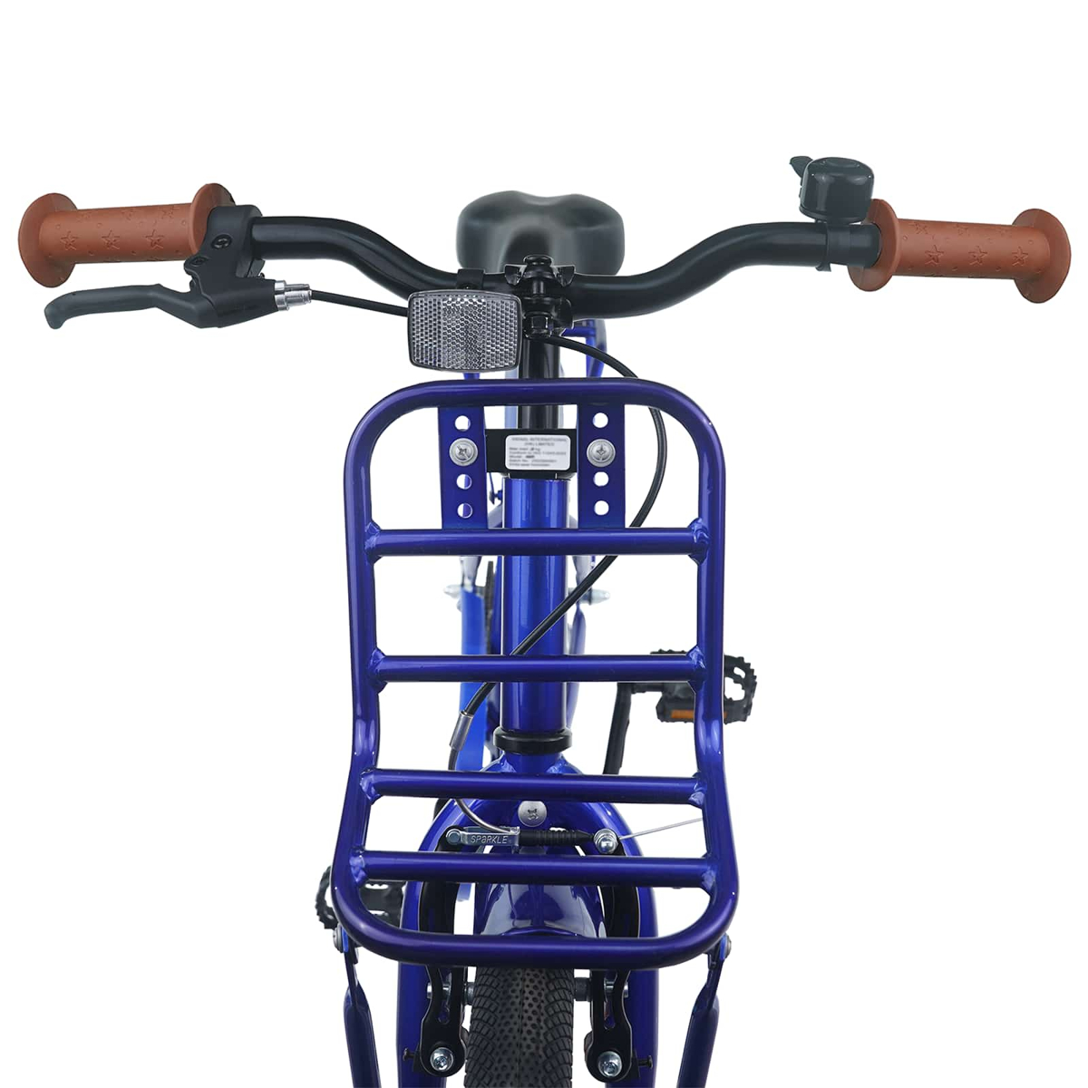 Ein lila Fahrrad mit braunen Griffen, einem Korb vorne und einem Rücklicht.