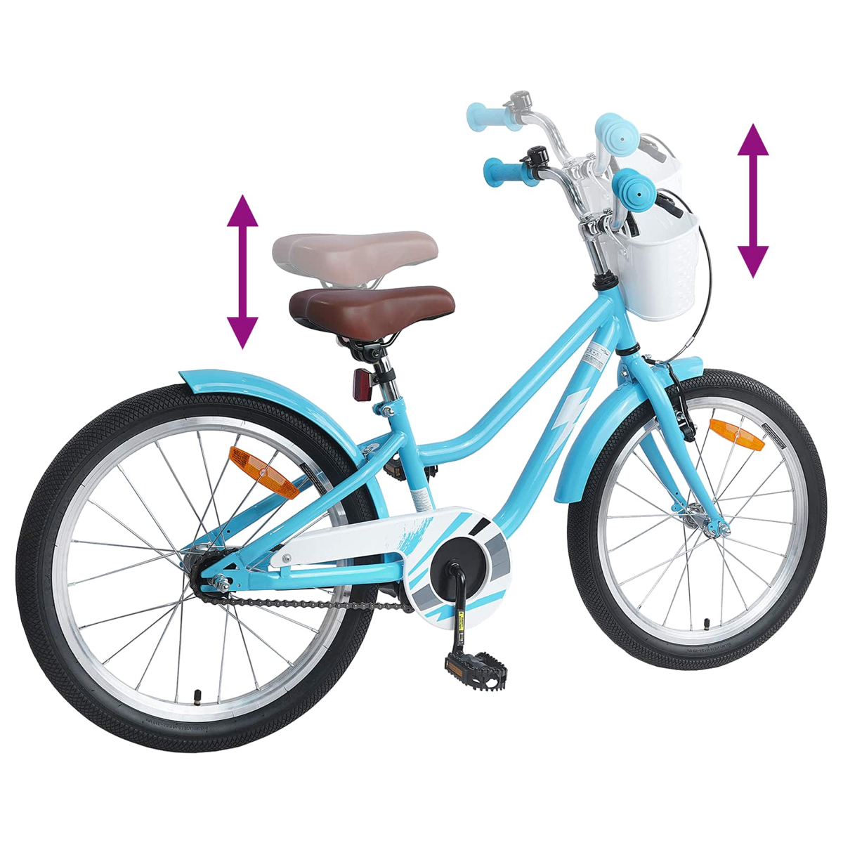 Ein hellblaues Kinderfahrrad mit einem weißen Korb und braunem Sattel.