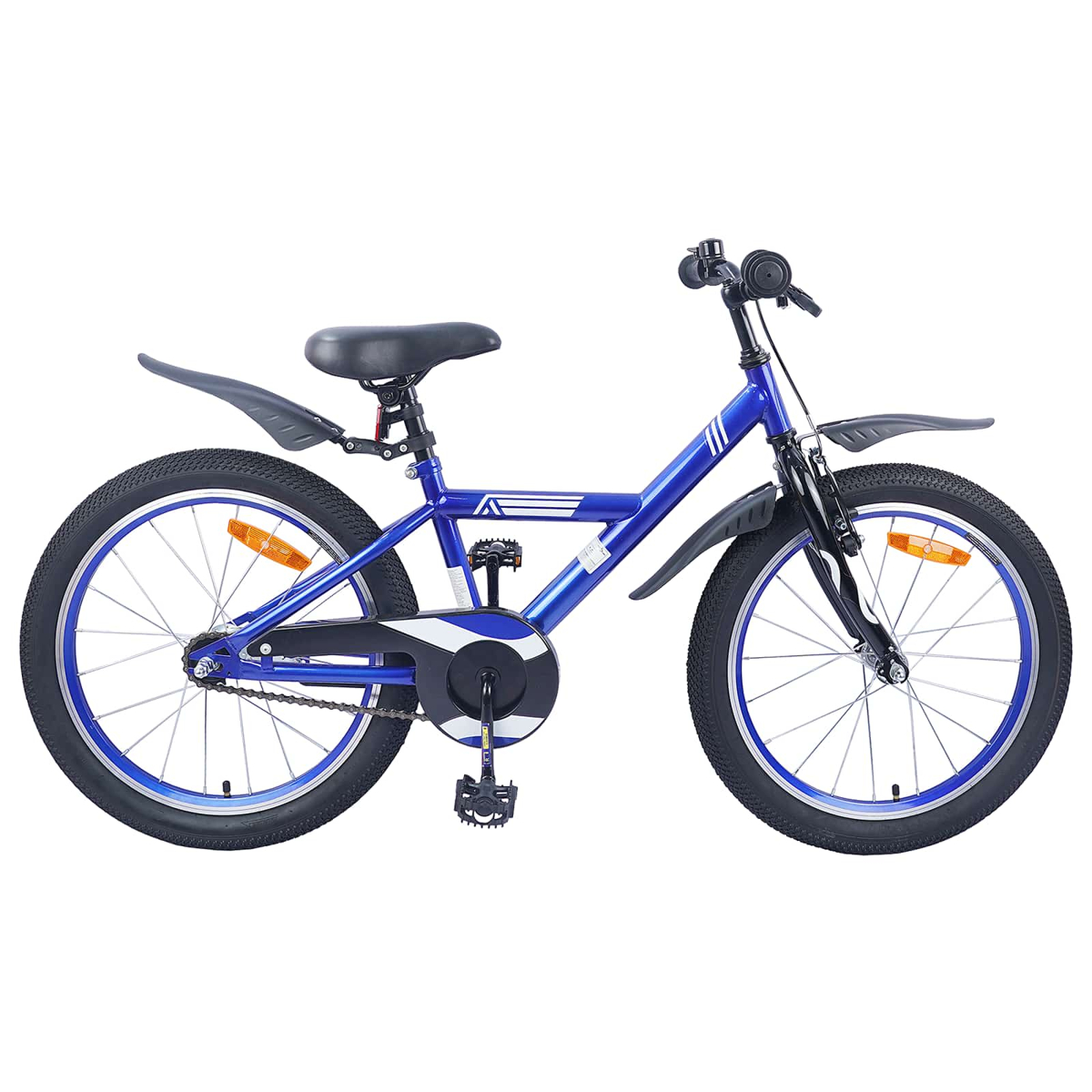 Ein blaues Kinderfahrrad mit Schutzblechen und Reflektoren auf weißem Hintergrund.