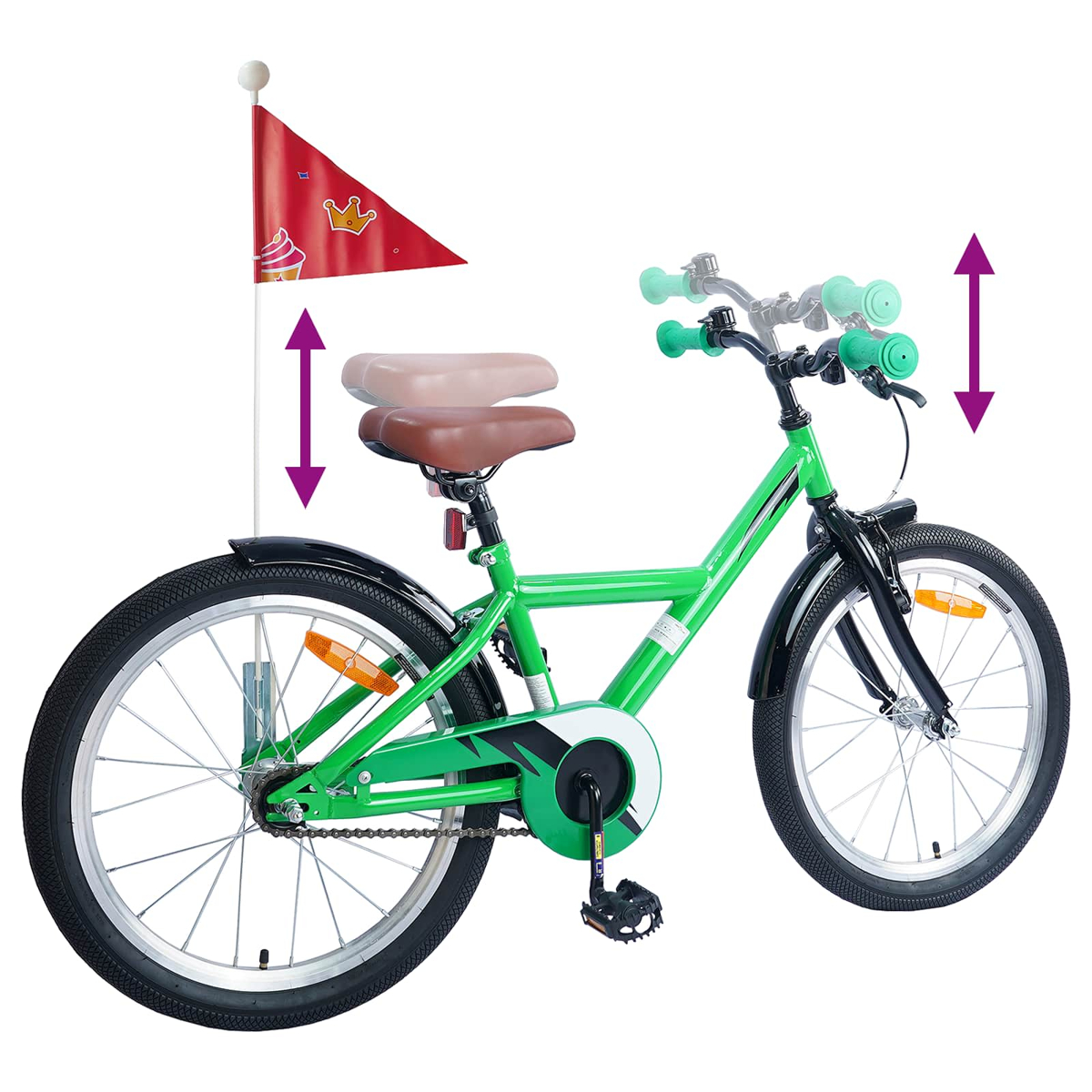 Ein grünes Kinderfahrrad mit einem roten Fähnchen und verstellbaren Griffen/Sattel.