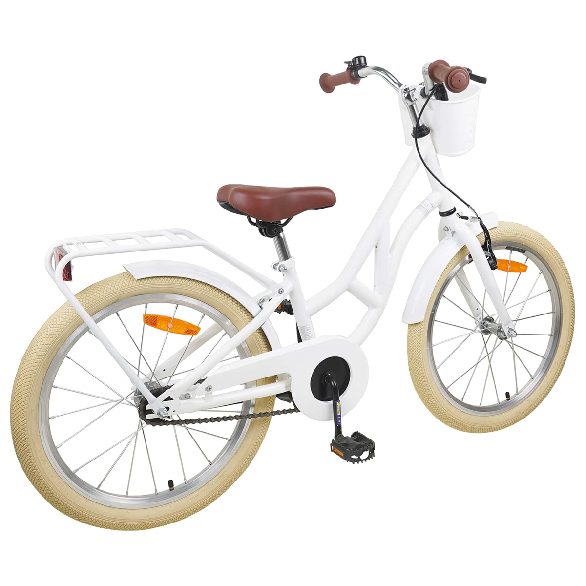 Ein weißes Kinderfahrrad mit braunem Sattel, Korb und beigefarbenen Reifen.