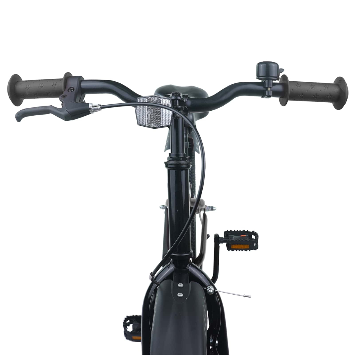 Schwarzer Fahrradlenker mit Griffen, Klingel und Reflektor. Vorderrad und Pedale sichtbar.