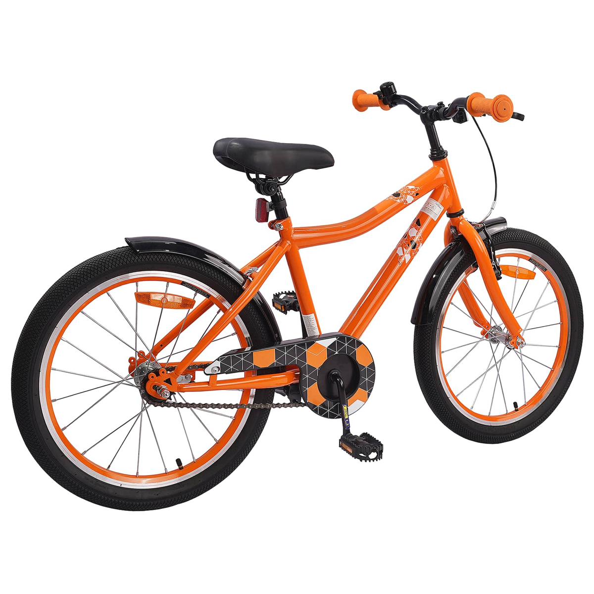 Ein orangefarbenes Kinderfahrrad mit schwarzen Schutzblechen, schwarzem Sitz und orangefarbenem Lenker.