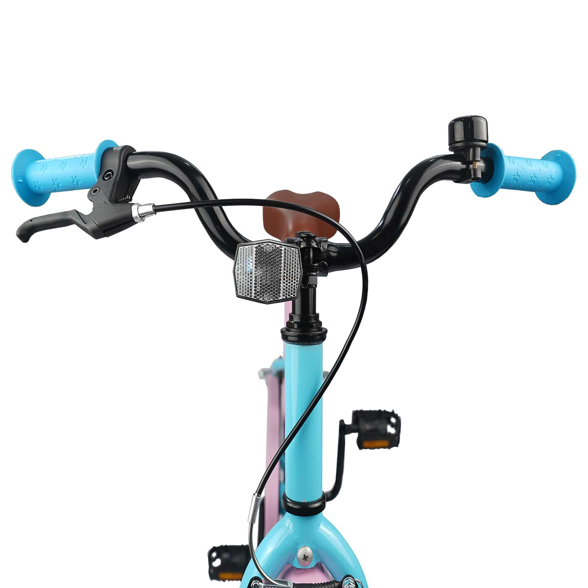 Nahaufnahme eines blau-pinken Fahrradlenkers mit blauen Griffen, einer Klingel und einem Reflektor.