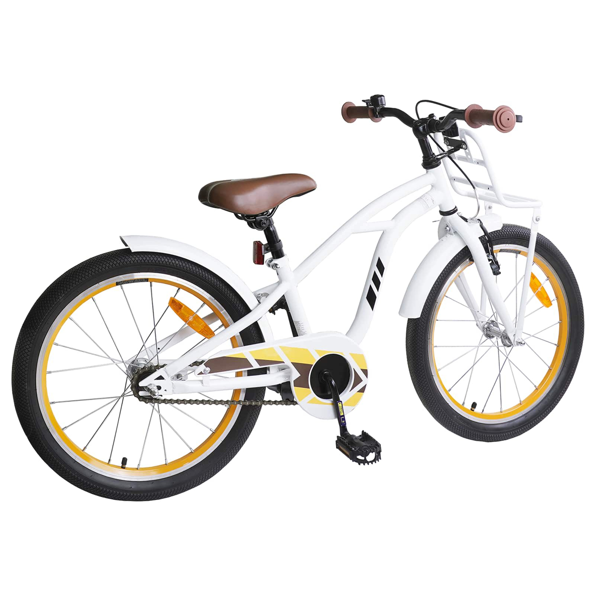 Ein weißes Kinderfahrrad mit braunem Sattel, orangefarbenen Felgen und einem vorderen Korb.