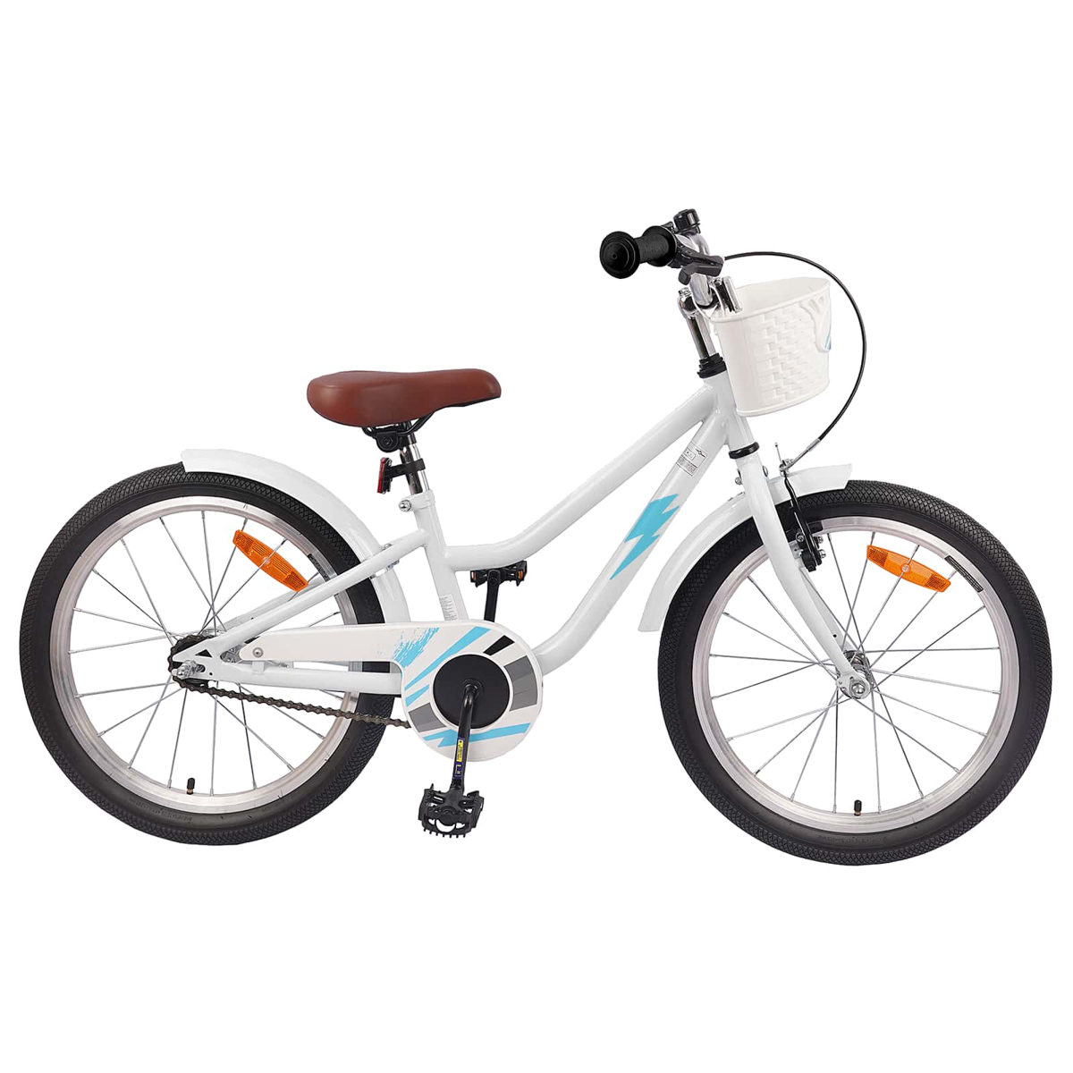 Ein weißes Kinderfahrrad mit braunem Sattel, weißem Korb und blauen Blitzaufklebern.