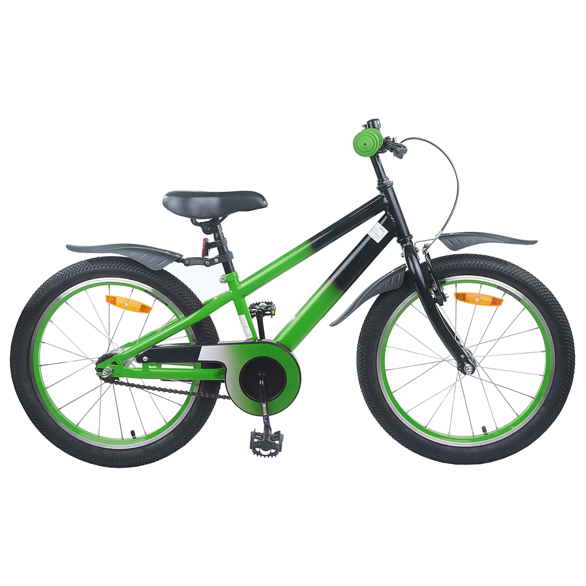 Grünes und schwarzes Kinderfahrrad mit Schutzblechen und Reflektoren, weiß isoliert.