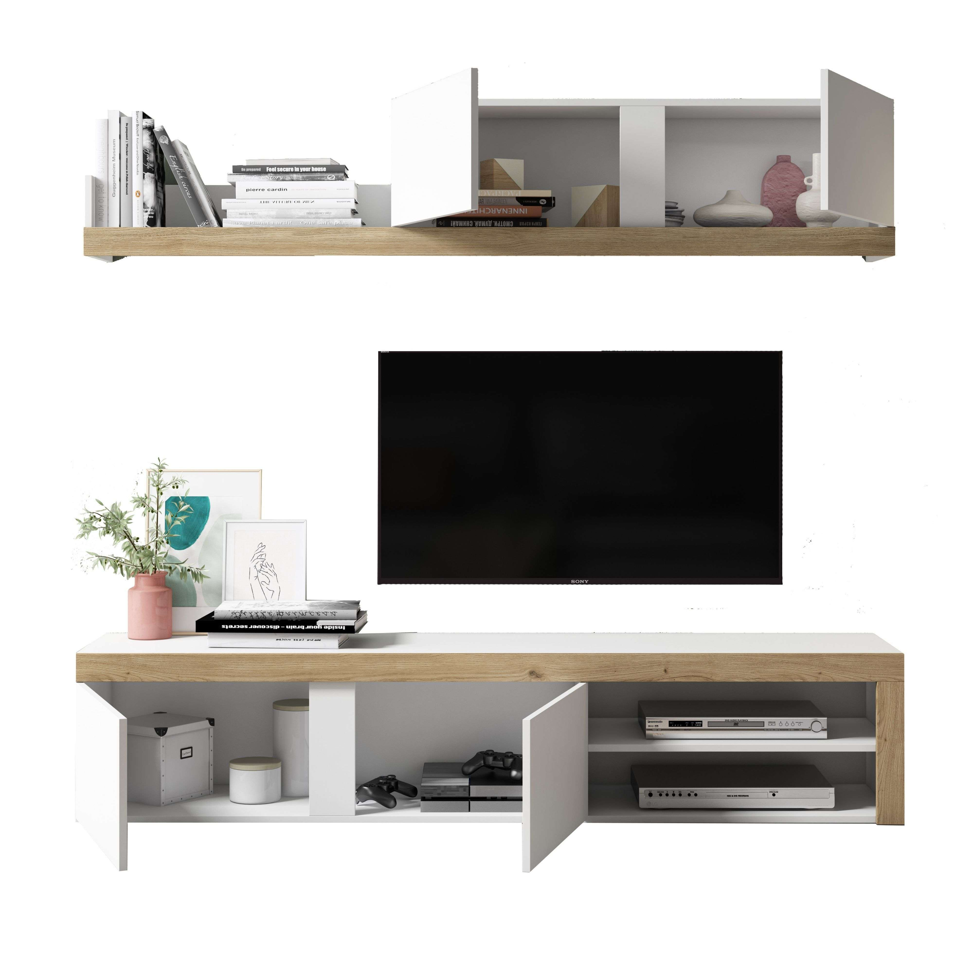Una estantería blanca con libros y jarrones, debajo un televisor y un mueble bajo.