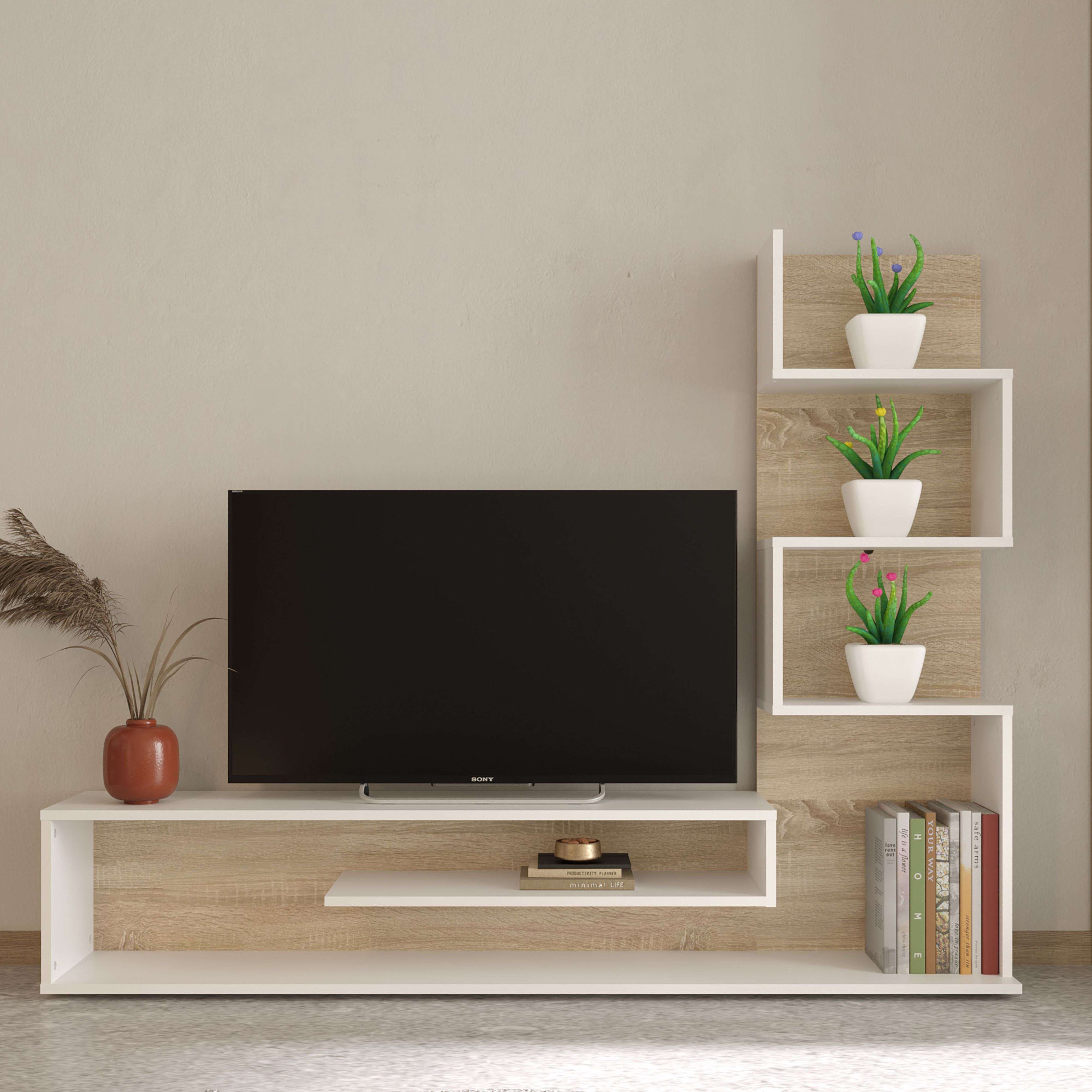 Un mueble de TV moderno con estantes blancos y de madera, plantas y libros.