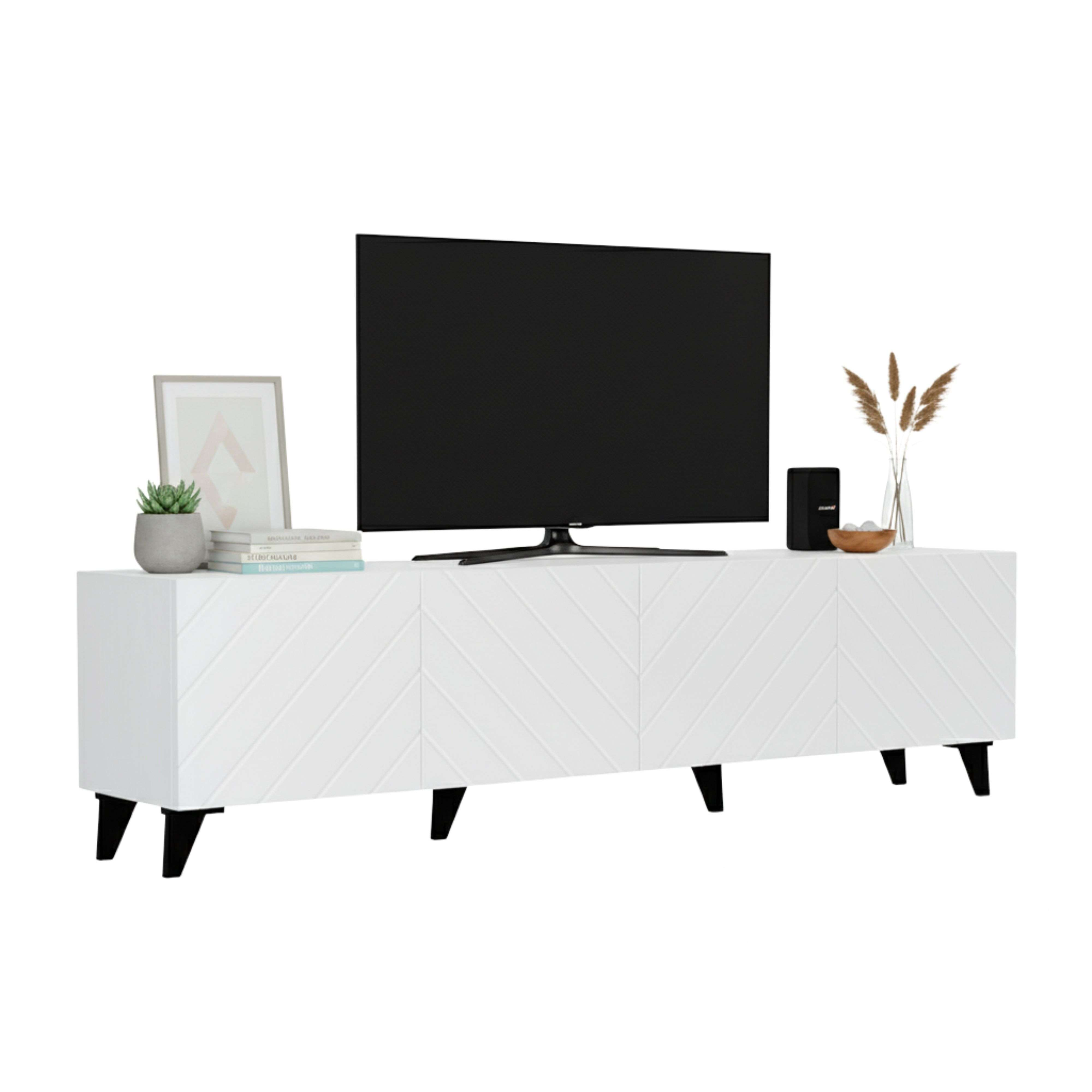 Mueble TV blanco con chevron, TV negro, planta, libros y decoración. Aislado.
