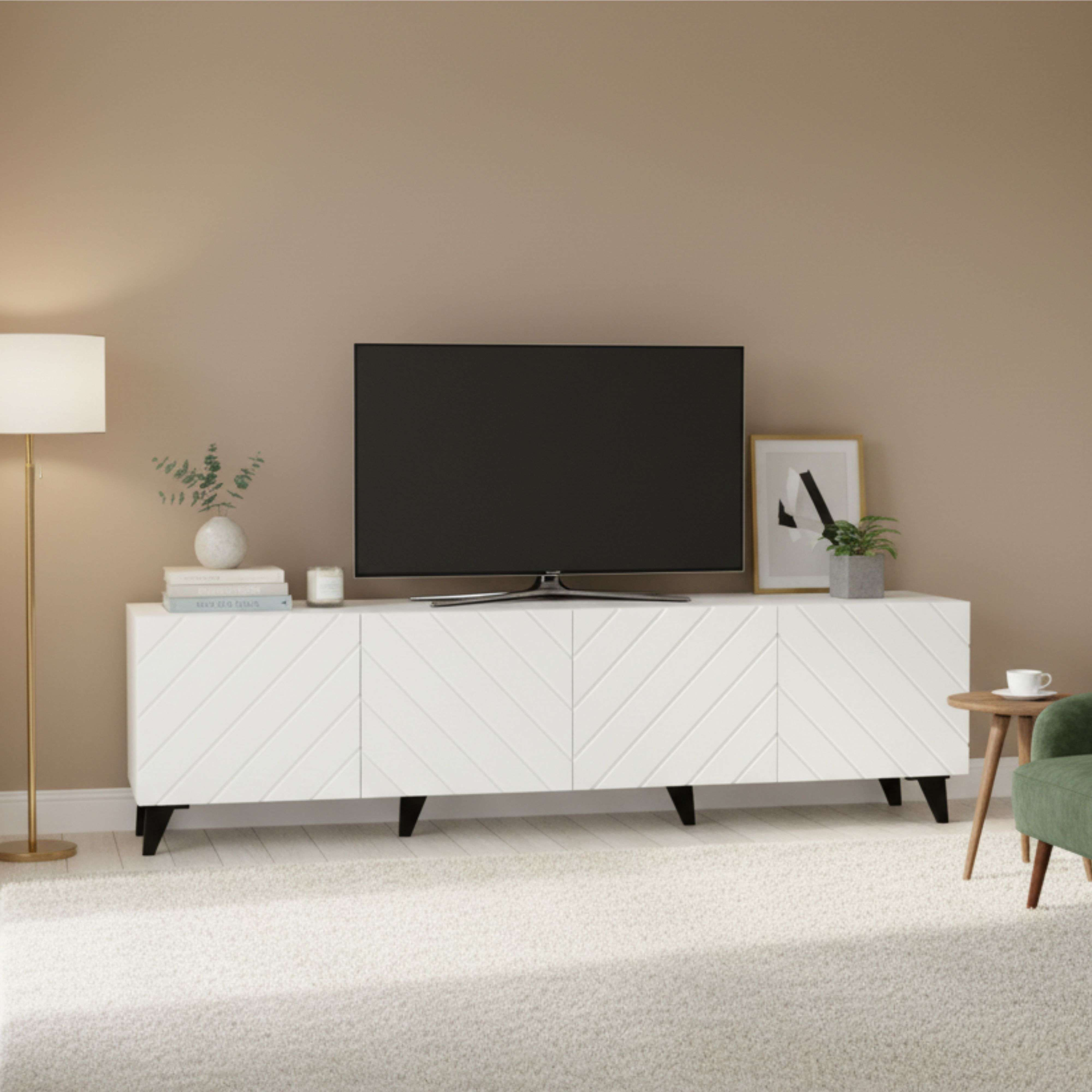 Un mueble de TV blanco con dise o Chevron, un televisor y una lámpara.
