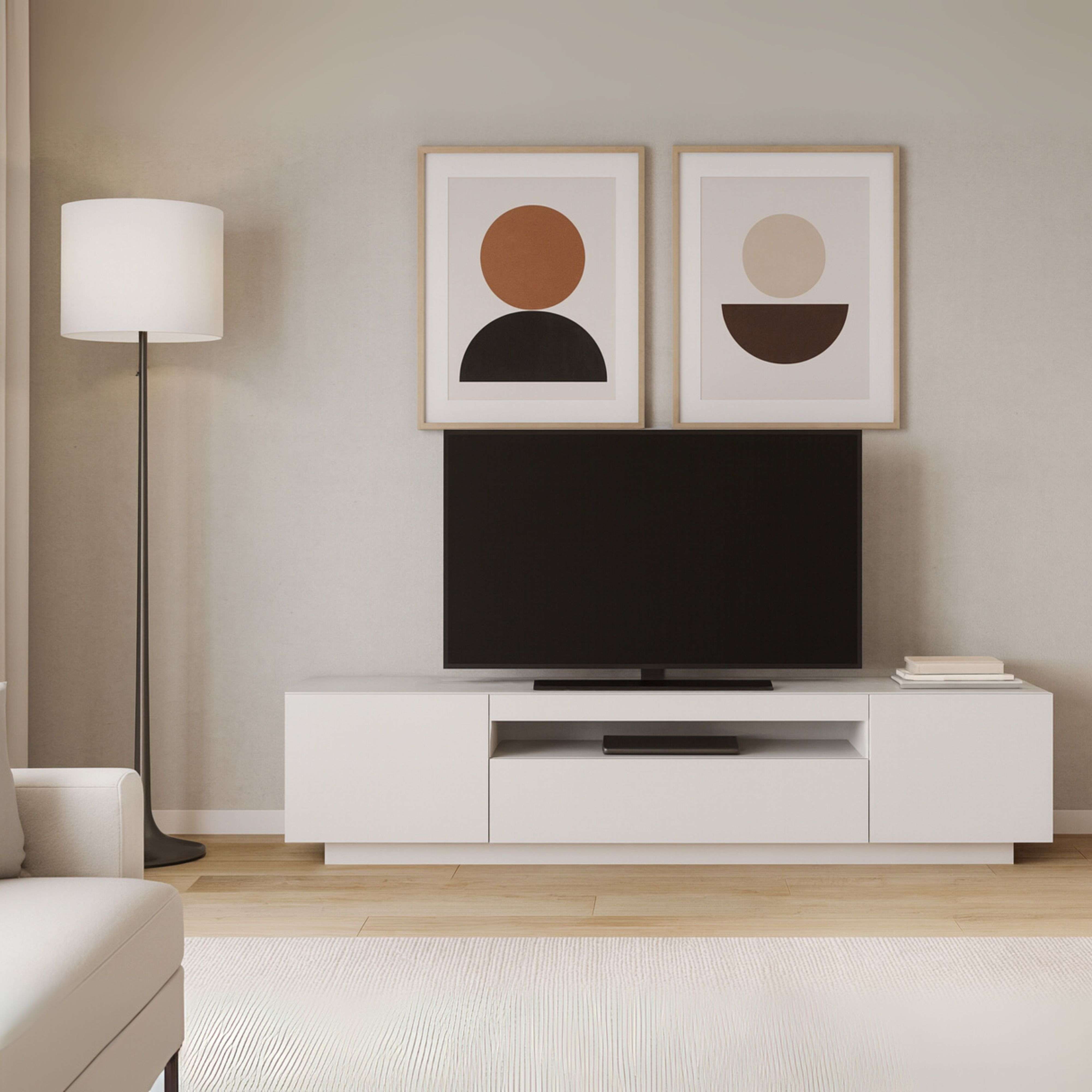 Salón moderno con aparador blanco, TV, lámpara de pie y arte abstracto.