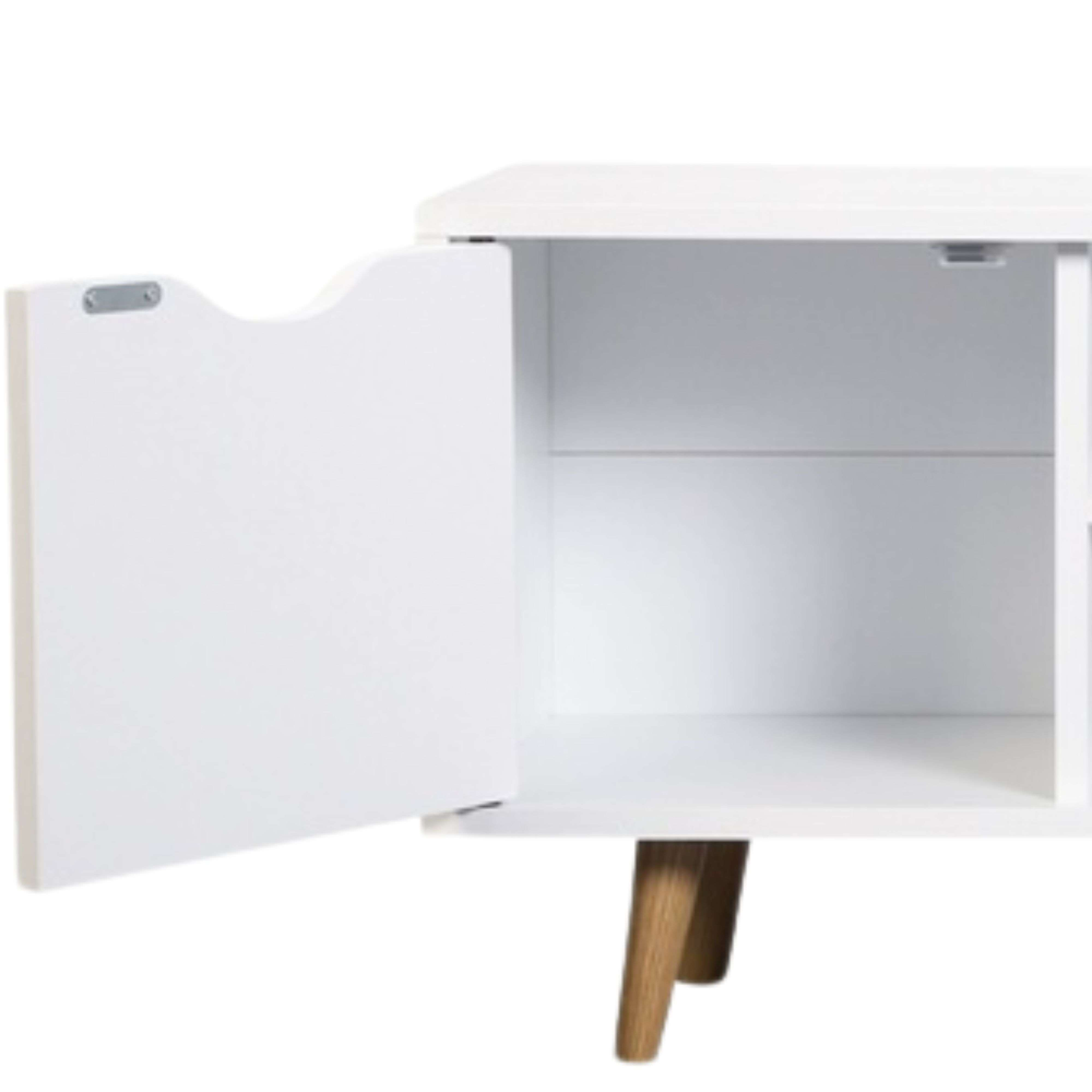 Un armario blanco con puerta abierta, estantes y patas de madera.