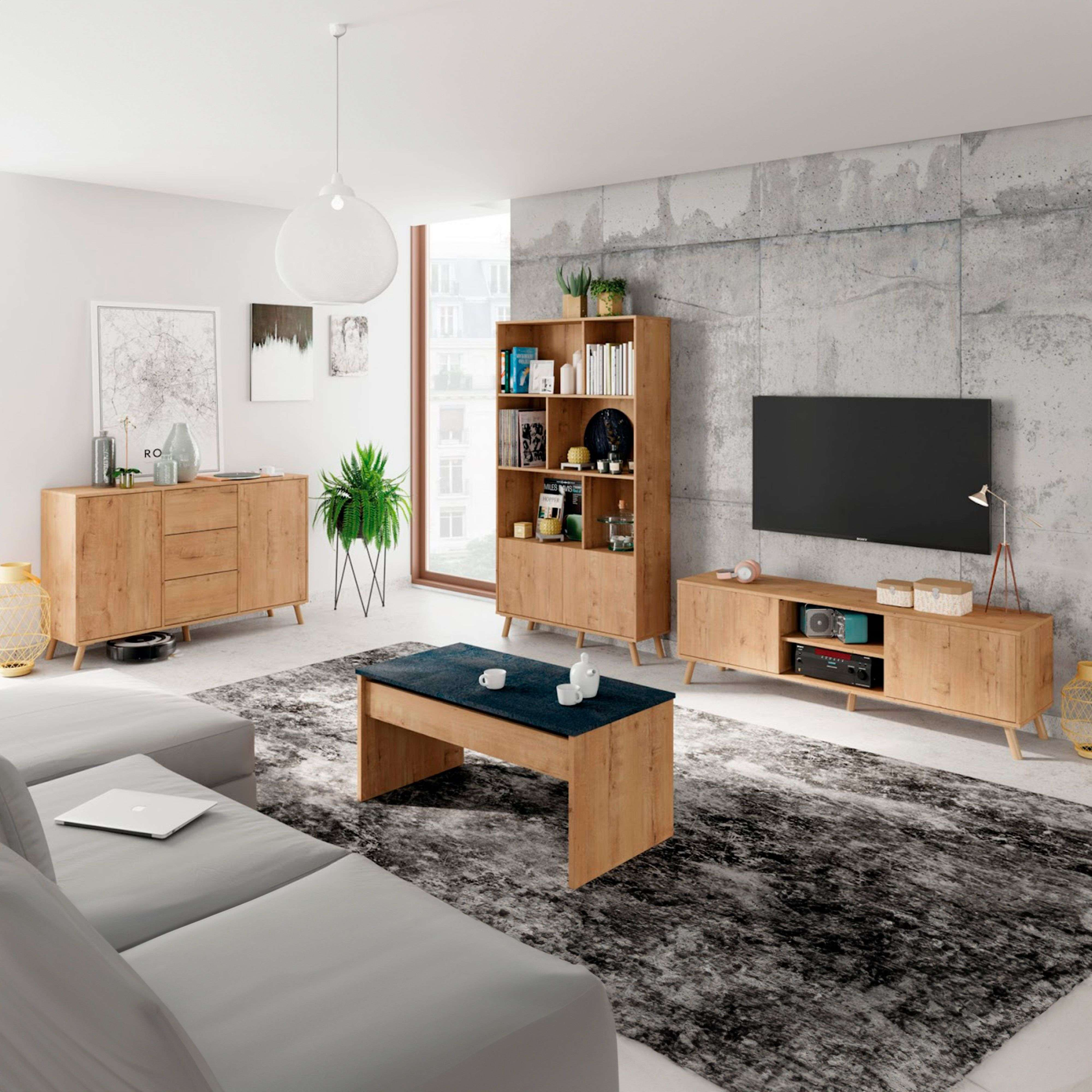Salón moderno con muebles de madera, sofá gris y pared de hormigón.