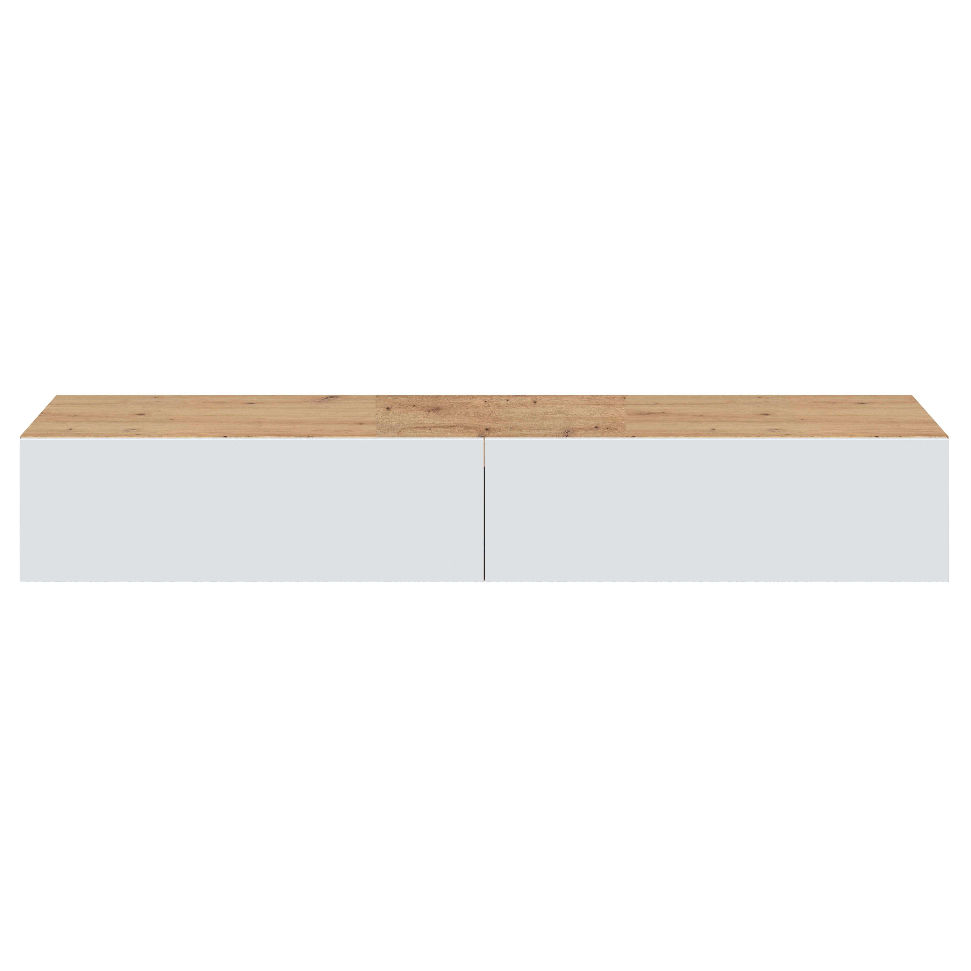 Un estante flotante de pared con tapa de madera y cajones blancos.