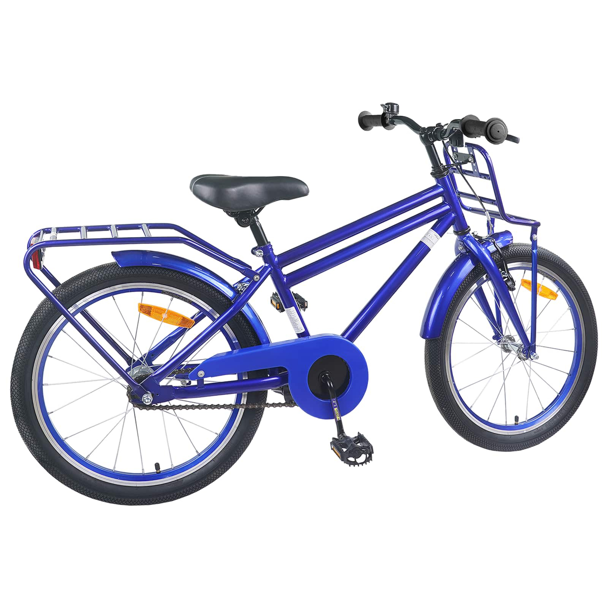 Ein blaues Fahrrad mit vorderem Korb und Gepäckträger hinten auf Weiß.