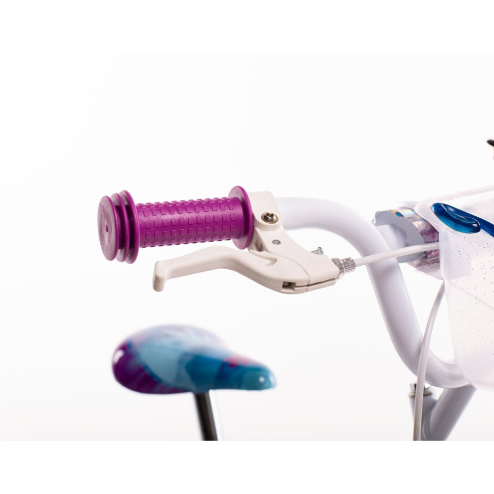 Zbliżenie kierownicy roweru z fioletowym chwytem i białej dźwigni hamulca.