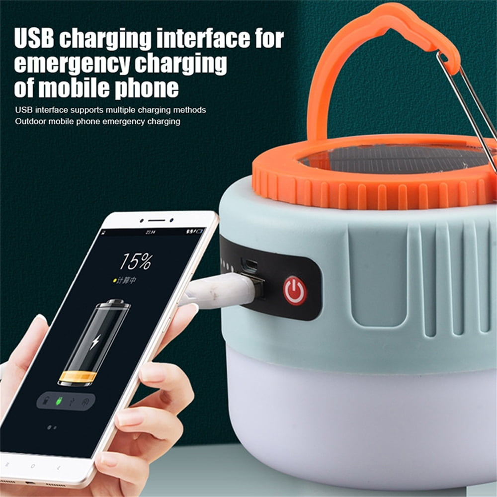 Ein Smartphone wird mit einer tragbaren Lampe aufgeladen, die über ein Solarpanel verfügt.
