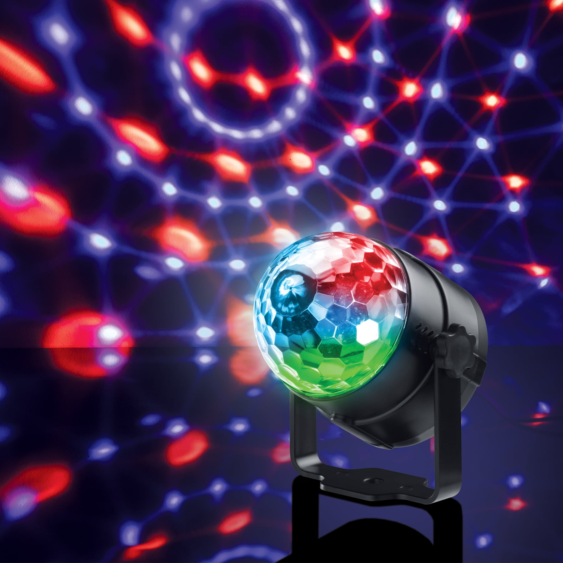 Eine sechseckige Discokugel mit roten, grünen und blauen Lichtern auf einem dunklen Hintergrund mit Lichtmustern.