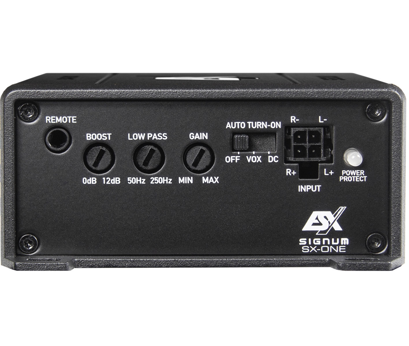 Schwarzer Verstärker mit Bedienelementen: Remote, Boost, Low Pass, Gain, Auto Turn-On, Input, Power Protect.
